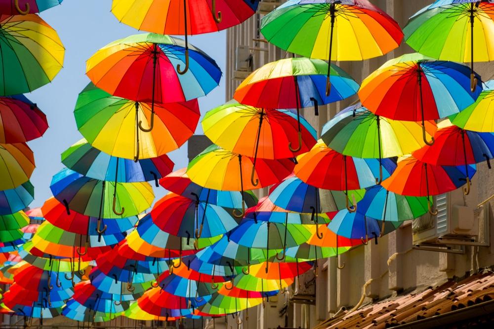 Gekleurde paraplu in straat